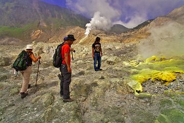 Le groupe VolcanoDiscovery et nos guides aux fumerolles du volcan Papadayan (Photo: Tobias Schorr)