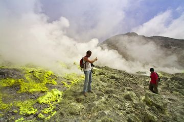 Markus and our guide Andy near a fumarole at Papadayan volcano. (Photo: Tobias Schorr)