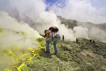 Markus taking photos of a fumarole inside the volcano Papadayan (Photo: Tobias Schorr)