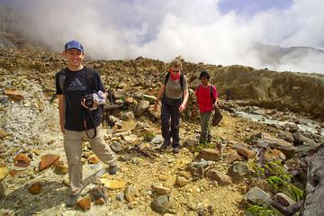 Antony, Katharina and Yohannes in the crater of the volcano Papadayan (Photo: Tobias Schorr)