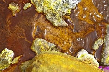 Mineral deposits in the acid creek inside the crater of Papadayan volcano (Photo: Tobias Schorr)