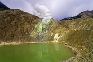 The crater lake of the eruption 2002 of Papadayan volcano (Photo: Tobias Schorr)
