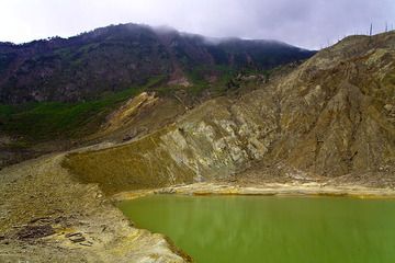 The crater lake of Papadayan volcano (Photo: Tobias Schorr)