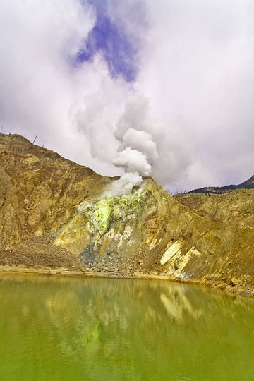 The fumaroles at the 2002 crater of Papadayan volcano (Photo: Tobias Schorr)