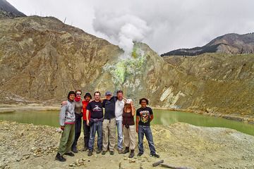 El grupo VolcanoDiscovery de julio de 2009 frente al lago del cráter de la erupción de 2002 del volcán Papadayan. (Photo: Tobias Schorr)