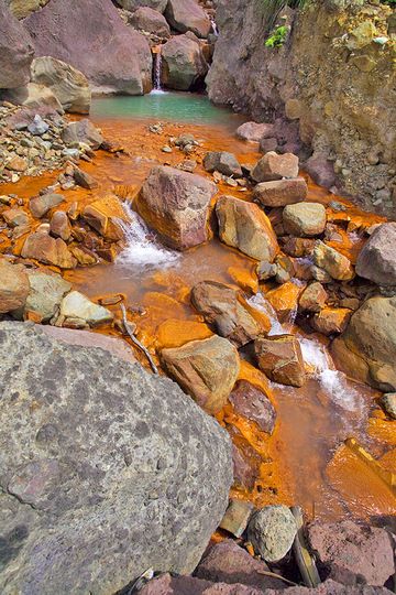 The red acid creek inside the Papadayan volcano (Photo: Tobias Schorr)