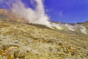 Smoking Papadayan´s fumaroles (Photo: Tobias Schorr)