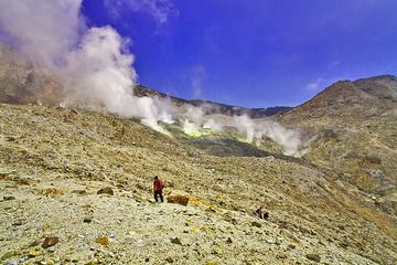 Smoking fumaroles and our tour guide Andy at Papadayan volcano (Photo: Tobias Schorr)