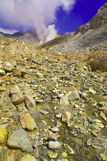 Sulphur deposits in a acid creek inside the crater valley of Papadayan volcano (Photo: Tobias Schorr)
