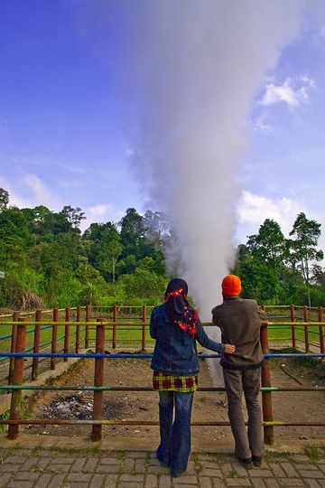 Couple watching the hot steam shooting from a old drilling at Cipanas (Photo: Tobias Schorr)