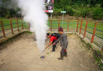 People at a drilling place where hot steam is appearing at Cipanas (Photo: Tobias Schorr)