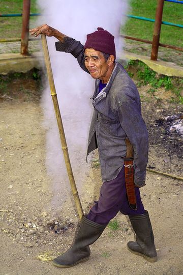 Vieux javanais dans un ensemble de forages dans la zone hydrothermale de Cipanas en Indonésie (Photo: Tobias Schorr)