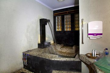 Hotel room at Garut with its own thermal spring! (Photo: Tobias Schorr)