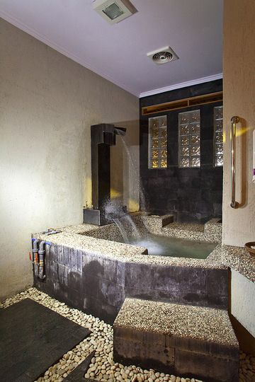 Hotel room in Garut with its own thermal spring (Photo: Tobias Schorr)