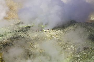 Steaming fumaroles at Papadayan volcano (Photo: Tobias Schorr)