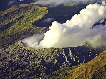 Le cratère fumant du volcan Bromo dans la caldeira de Tengger en Indonésie (Photo: Tobias Schorr)