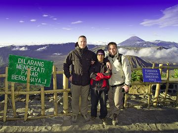 El grupo VolcanoDiscovery julio de 2009: Stefan, Majid y Christian frente a la caldera Tengger. (Photo: Tobias Schorr)