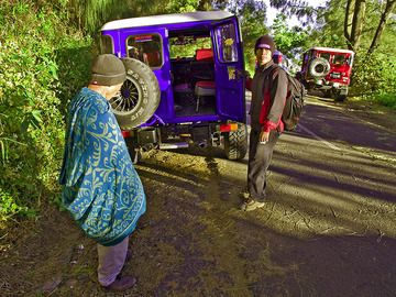 Our 4x4-Jeep driver and Majid at the Tengger caldera parking (Photo: Tobias Schorr)