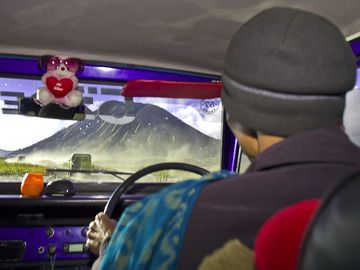 Nuestro conductor de jeep y el volcán Batok en la caldera Tengger (Photo: Tobias Schorr)