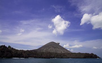 Début d'une éruption de l'Anak Krakatau (Photo: Tobias Schorr)