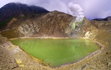 The crater lake of the Papadayan volcano that erputed last time in 2002. (Photo: Tobias Schorr)
