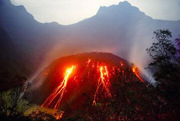 The glowing and fast-growing lava dome of Kelud volcano in what is remaining of the crater lake. (Photo: Tom Pfeiffer)