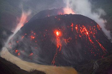 The new lava dome inside Kelud's crater, consisting of two major parts. (Photo: Tom Pfeiffer)