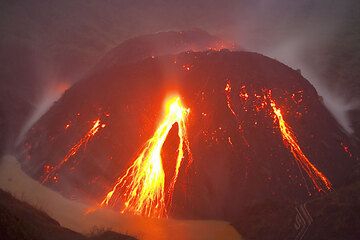 Erupting lava dome of Kelut volcano (East Java, Indonesia) (Photo: Tom Pfeiffer)