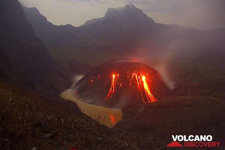 Kelut volcano's active lava dome in Nov 2007 (Photo: Tom Pfeiffer)