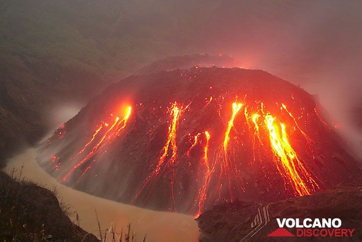Le dôme de lave en pleine croissance du volcan Kelut (Java Est, Indonésie) en novembre 2007 (Photo: Tom Pfeiffer)