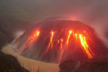 The growing lava dome of Kelut volcano (East Java, Indonesia) in Nov 2007 (Photo: Tom Pfeiffer)