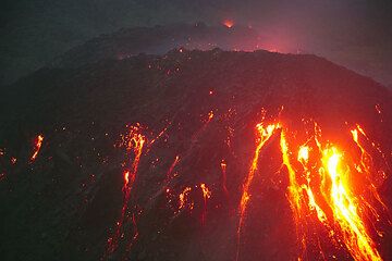 Incandescent rockfalls part from the upper area of the lava dome and slide down the steep flanks. (Photo: Tom Pfeiffer)