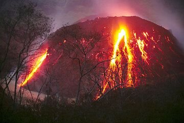 Kelut volcano's active lava dome in 2007 (Photo: Tom Pfeiffer)