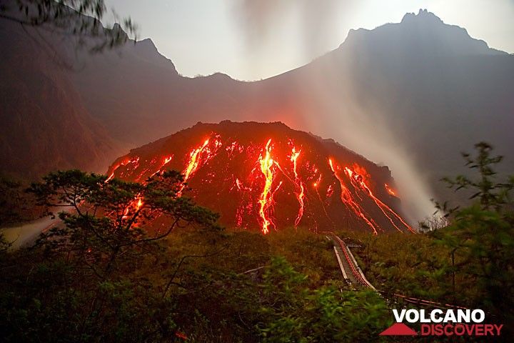 Kelut's active lava dome in Nov 2007. (Photo: Tom Pfeiffer)