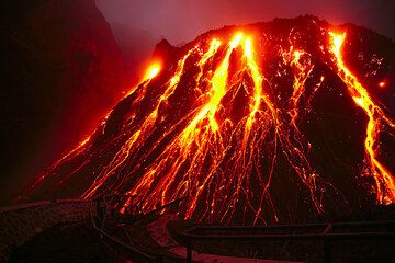 Активный лавовый купол вулкана Келут на Восточной Яве (ноябрь 2007 г.) (Photo: Tom Pfeiffer)