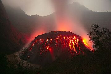 Growing lava dome of Kelut volcano (Photo: Tom Pfeiffer)