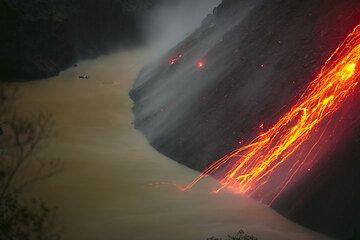 Glühende Steinschläge aus der aktiven Lavakuppel des Kelut-Vulkans in Ost-Java während seines Ausbruchs im Jahr 2007. (c)