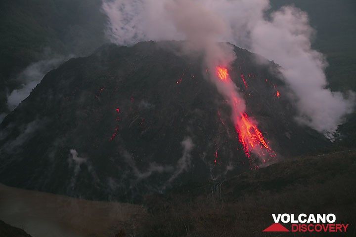 Glowing rockfall at Kelut volcano, East Java (Photo: Tom Pfeiffer)