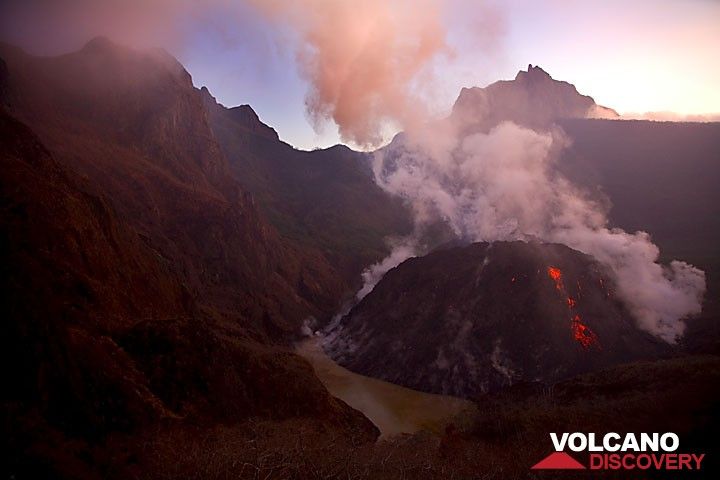 Das frühe Morgenlicht über der Kaldera des Kelud. (Photo: Tom Pfeiffer)