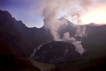 Lava dome of Kelut volcano in Nov 2007 (Photo: Tom Pfeiffer)