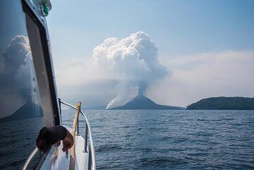 Nous approchons du groupe d'îles vers 13h00 le 19 novembre - pour notre plus grande joie, l'entrée de la mer de lave d'hier et la coulée de lave d'aujourd'hui sont toujours actives. (Photo: Tom Pfeiffer)