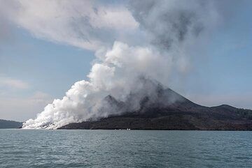 Der Meereseintritt ist mindestens etwa 150 m breit, was darauf hindeutet, dass die Effusionsrate recht hoch gewesen sein muss. (Photo: Tom Pfeiffer)