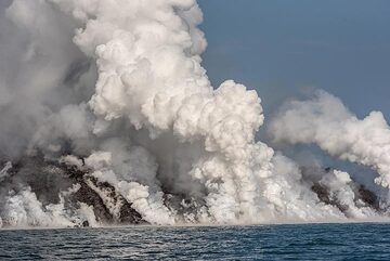 Вертикальная струя, когда перегретый водяной пар конденсируется в клубящийся пар. (Photo: Tom Pfeiffer)