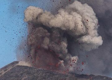 La lave en éruption est visiblement rouge même à la lumière du jour, ce qui suggère que la colonne de magma est encore très haute dans le conduit. (Photo: Tom Pfeiffer)