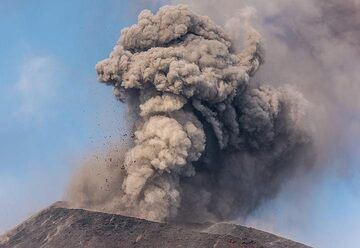 Individual explosions occur at intervals of few seconds to 1-2 minutes at most. (Photo: Tom Pfeiffer)
