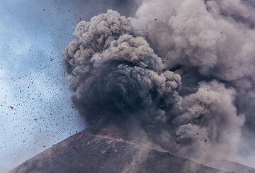 Most explosions are more or less noisy, with typical degassing and explosion sounds, sometimes loud booms. (Photo: Tom Pfeiffer)