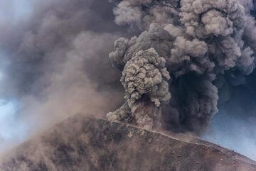 The explosive activity generates a continuous ash plume. (Photo: Tom Pfeiffer)
