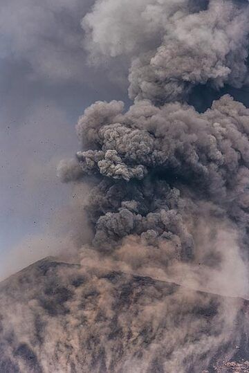 Dust from impacts on the steep slope and merges with the ash plume. (Photo: Tom Pfeiffer)