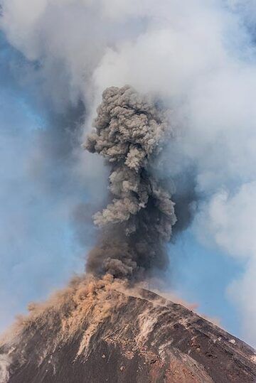 Le panache de cendres pénètre dans le panache de vapeur blanche s’élevant de l’entrée de l’océan de lave sur la côte. (Photo: Tom Pfeiffer)