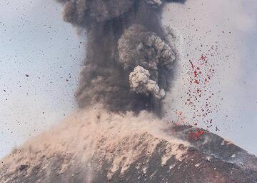 Thousands of incandescent bombs landing on the upper slope. (Photo: Tom Pfeiffer)